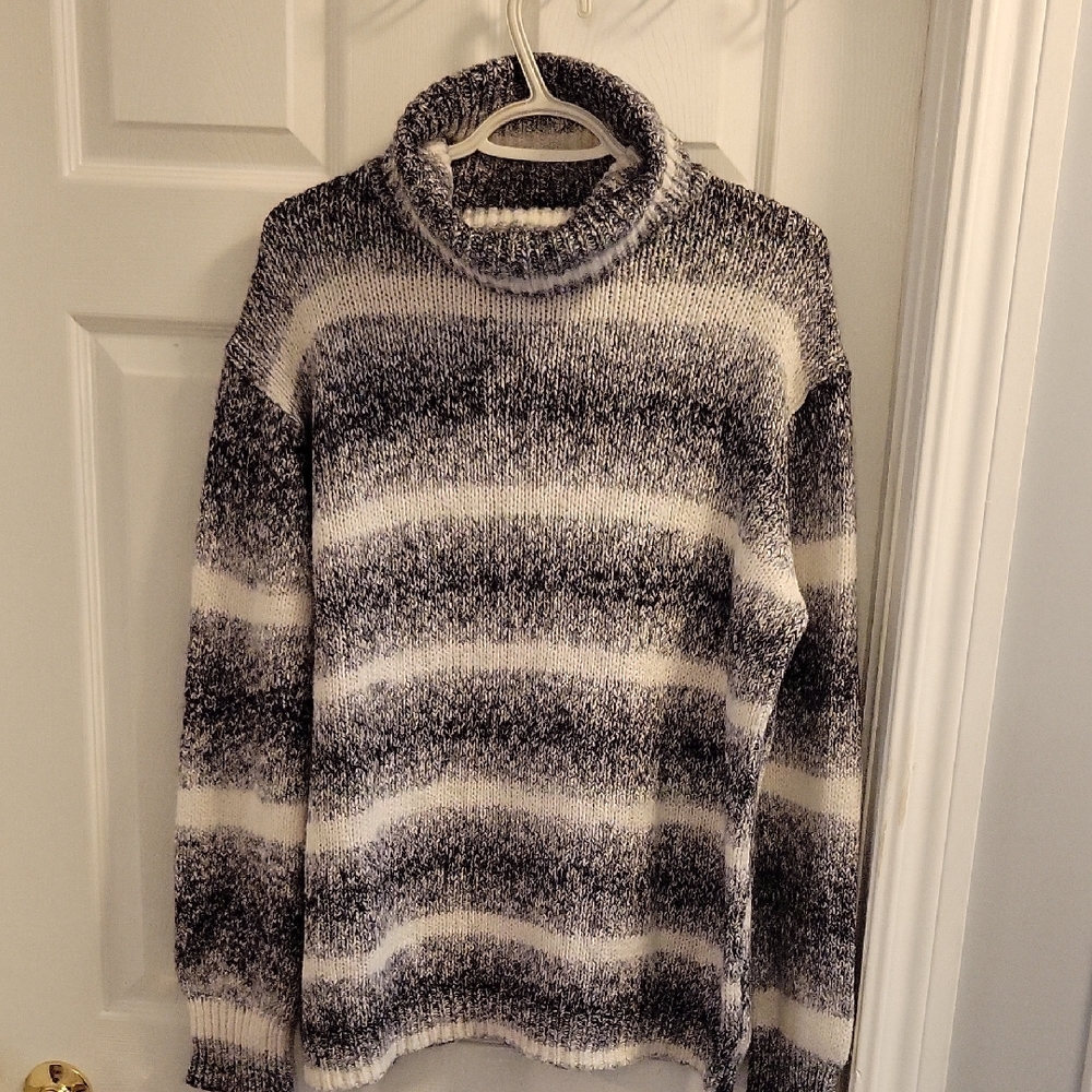 Cozy Black and White Striped Tutrle Neck Sweater Xl